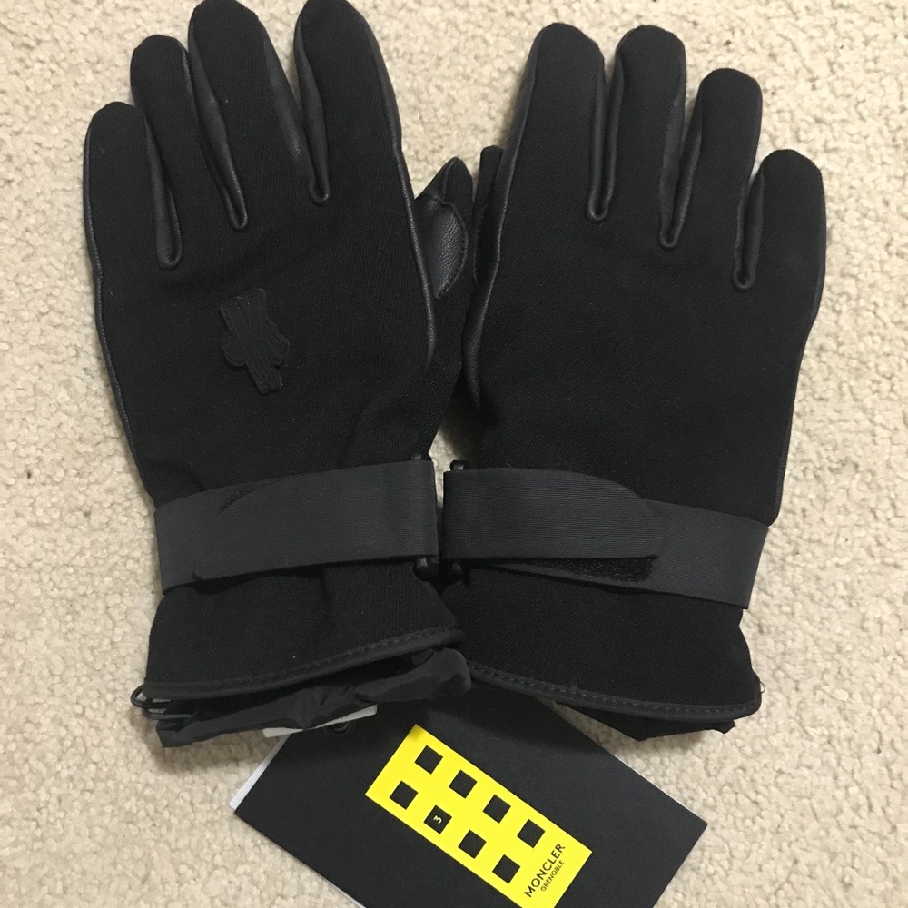 3 Moncler Grenoble Gloves (M)